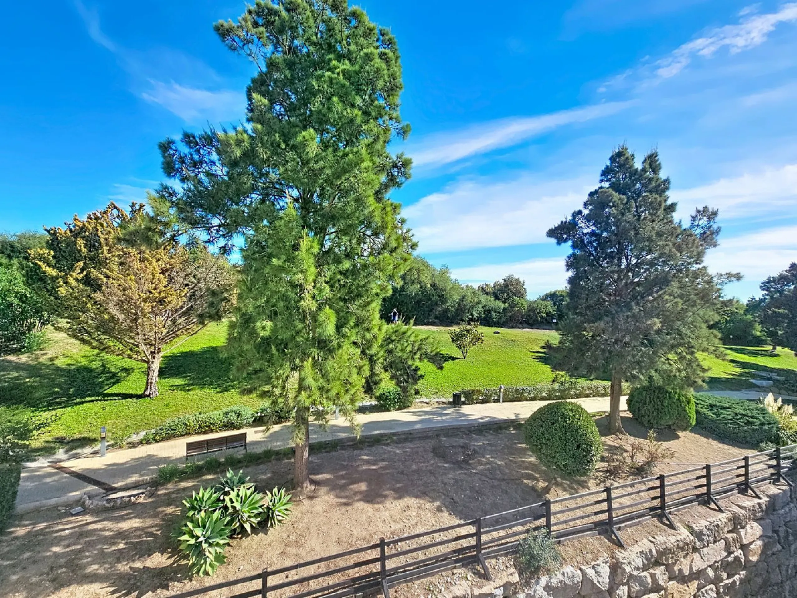 Welcome to this well-maintained two-bedroom, two-bathroom apartment set within the quiet and secure Casares Golf & Country Club, just minutes from the beach and the renowned Finca Cortesín resort.
