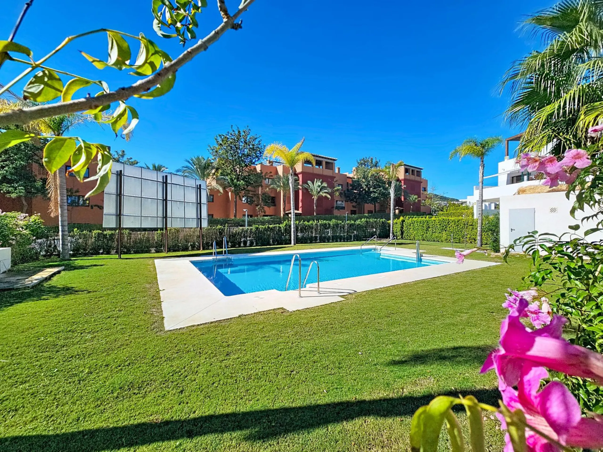 Welcome to this well-maintained two-bedroom, two-bathroom apartment set within the quiet and secure Casares Golf & Country Club, just minutes from the beach and the renowned Finca Cortesín resort.