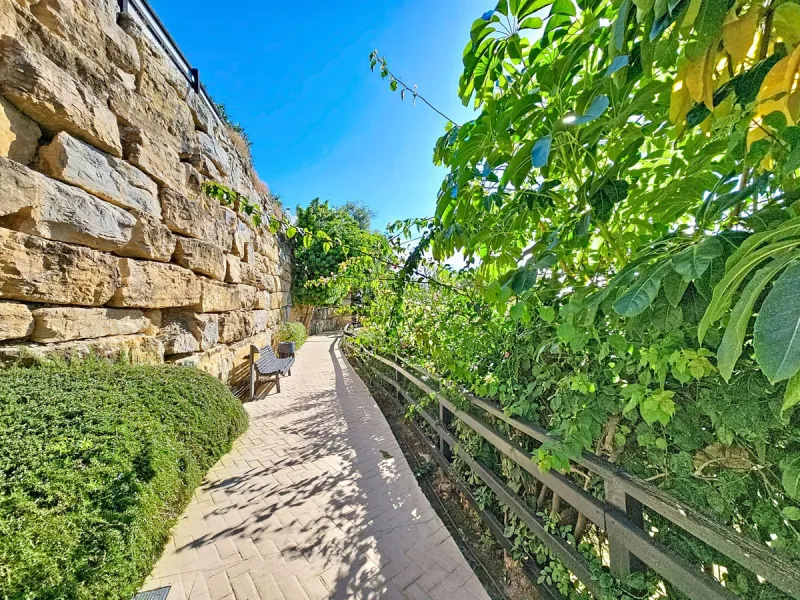 Welcome to this well-maintained two-bedroom, two-bathroom apartment set within the quiet and secure Casares Golf & Country Club, just minutes from the beach and the renowned Finca Cortesín resort.