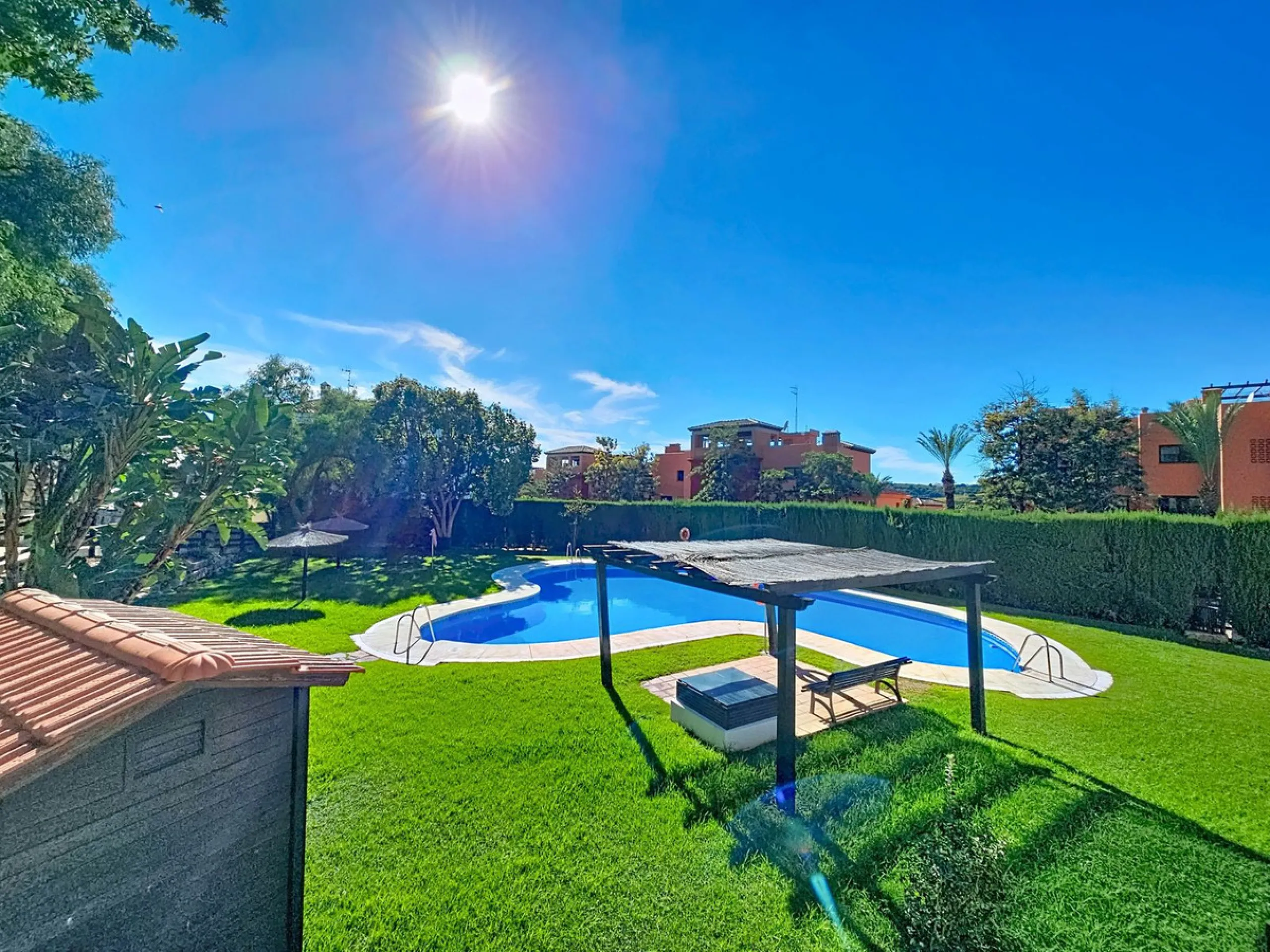 Welcome to this well-maintained two-bedroom, two-bathroom apartment set within the quiet and secure Casares Golf & Country Club, just minutes from the beach and the renowned Finca Cortesín resort.