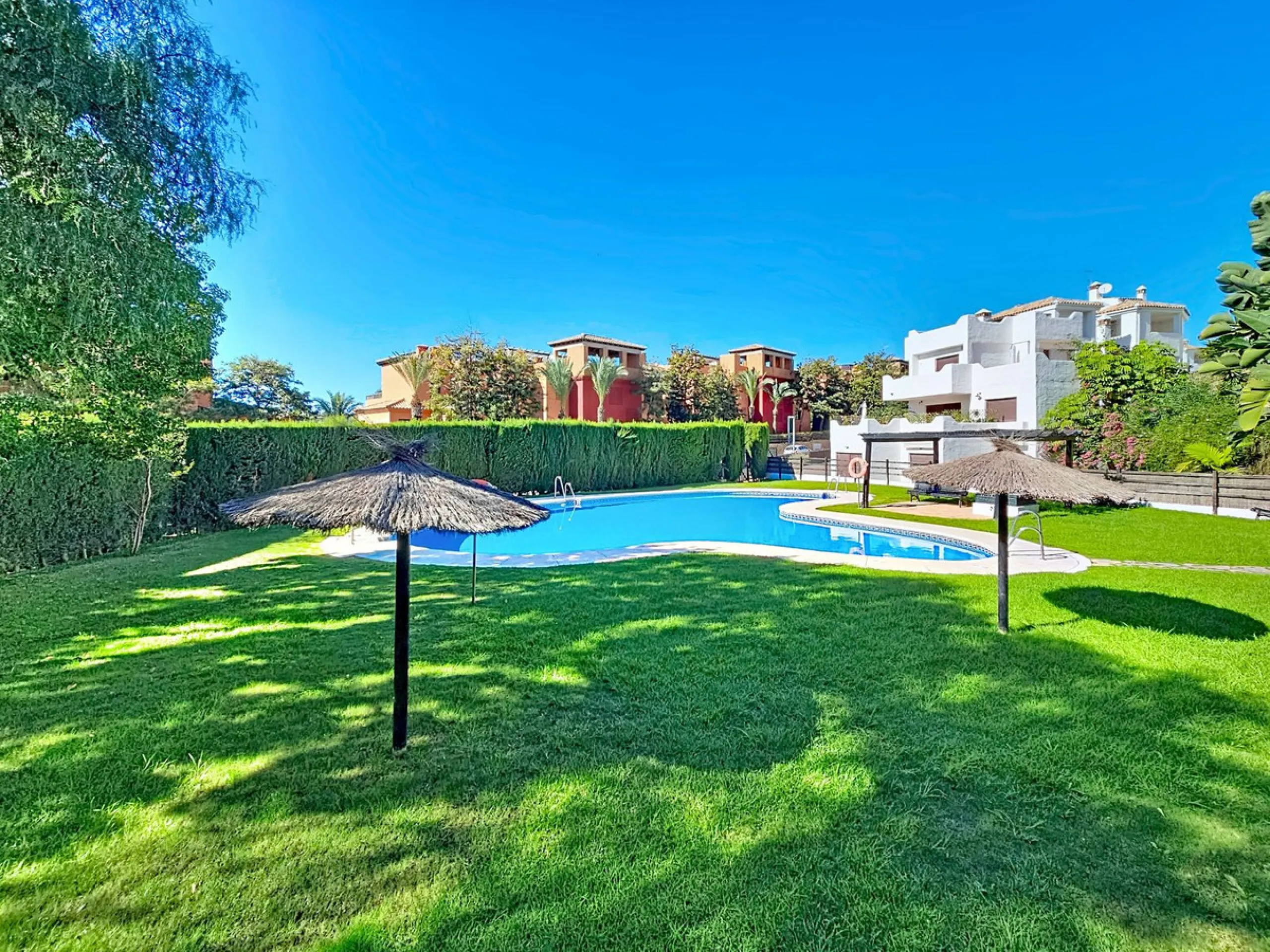 Welcome to this well-maintained two-bedroom, two-bathroom apartment set within the quiet and secure Casares Golf & Country Club, just minutes from the beach and the renowned Finca Cortesín resort.
