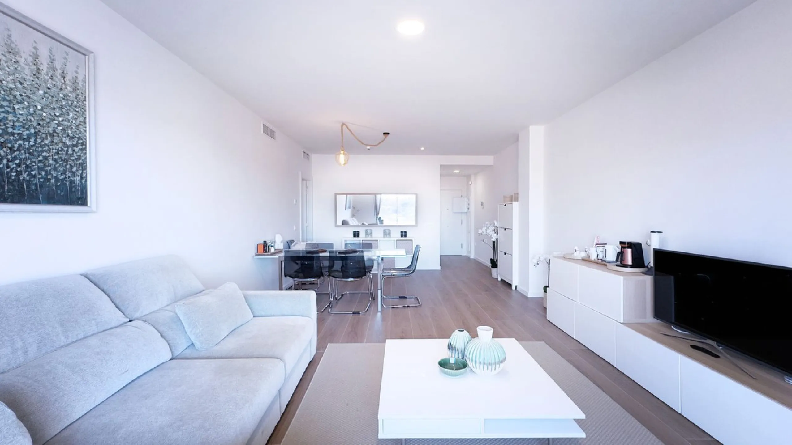Discover your new home in Marbella! This impressive fifth-floor apartment in the Jardines de Guadaiza community offers everything you need to enjoy life on the Costa del Sol. With 110 m2 of well-distributed space, it has three cozy bedrooms and two full b