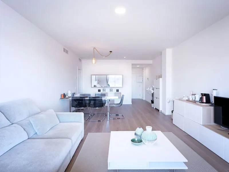 Discover your new home in Marbella! This impressive fifth-floor apartment in the Jardines de Guadaiza community offers everything you need to enjoy life on the Costa del Sol. With 110 m2 of well-distributed space, it has three cozy bedrooms and two full b