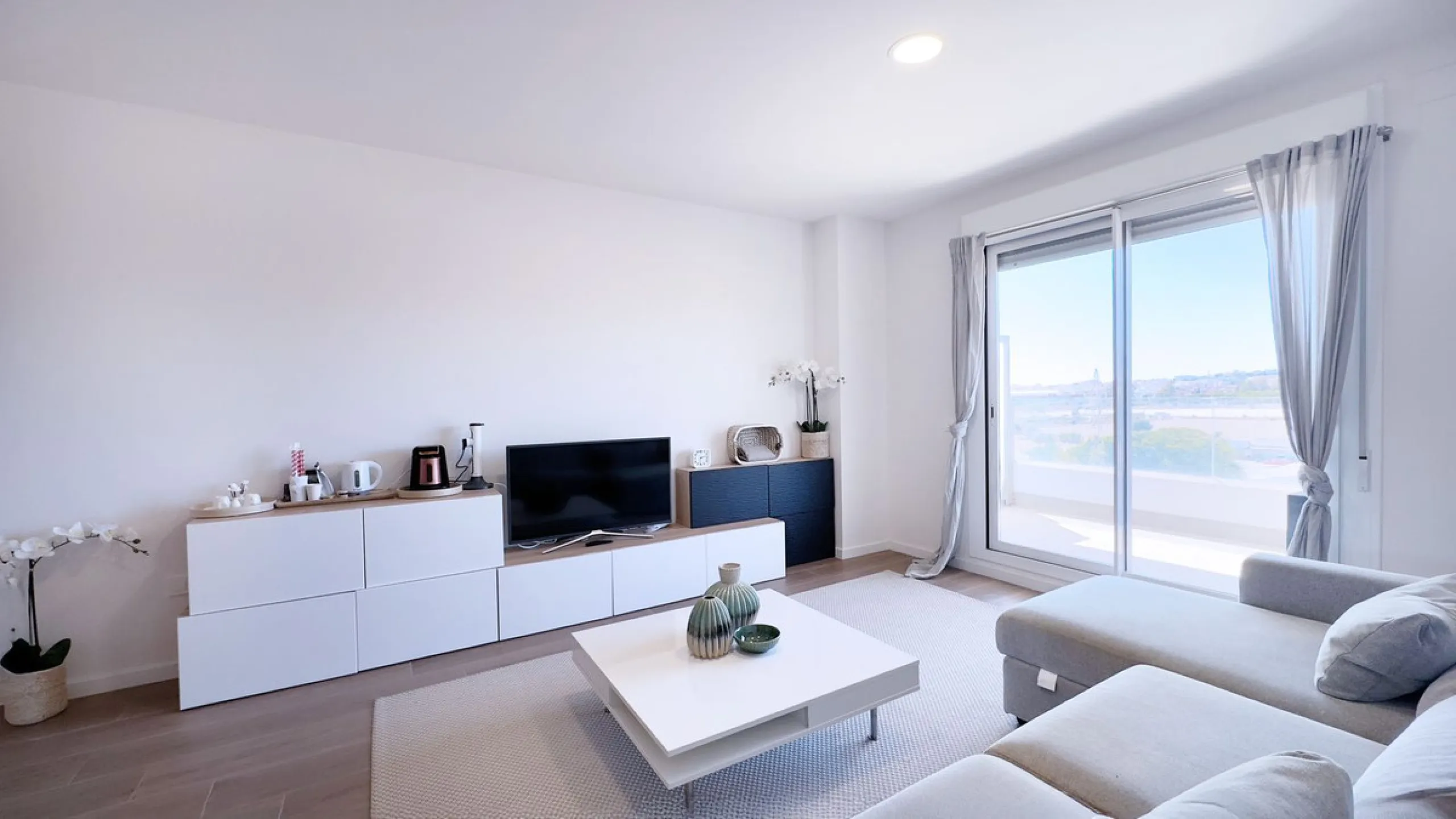 Discover your new home in Marbella! This impressive fifth-floor apartment in the Jardines de Guadaiza community offers everything you need to enjoy life on the Costa del Sol. With 110 m2 of well-distributed space, it has three cozy bedrooms and two full b