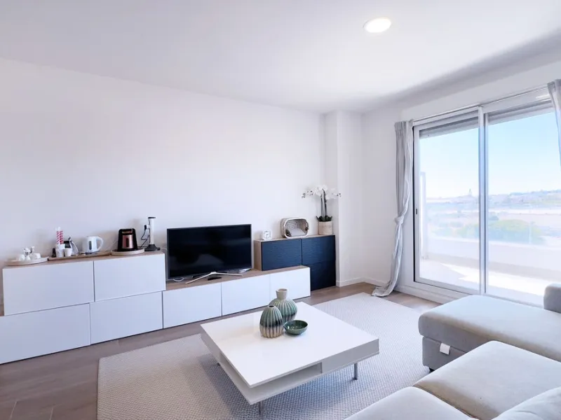 Discover your new home in Marbella! This impressive fifth-floor apartment in the Jardines de Guadaiza community offers everything you need to enjoy life on the Costa del Sol. With 110 m2 of well-distributed space, it has three cozy bedrooms and two full b