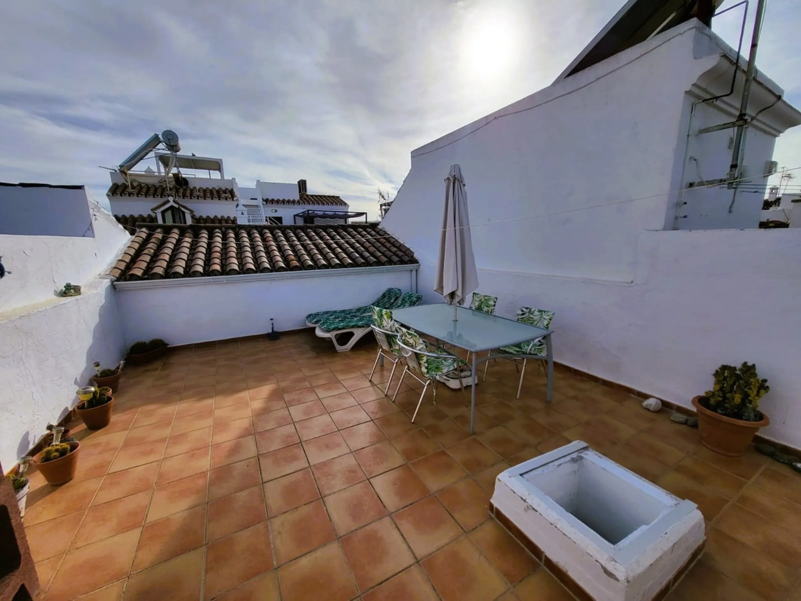 Discover this charming apartment located in the heart of Estepona's Old Town, one of the city's most vibrant and traditional areas. Its location is unbeatable: surrounded by shops, restaurants, schools and public transport, and just a few minutes' walk fr