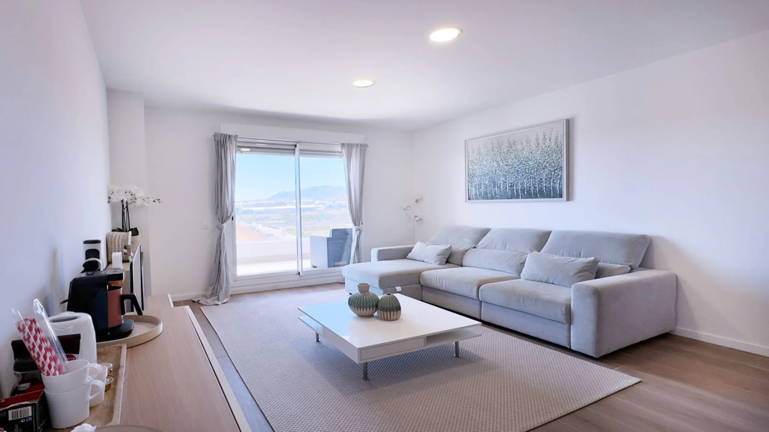 Discover your new home in Marbella! This impressive fifth-floor apartment in the Jardines de Guadaiza community offers everything you need to enjoy life on the Costa del Sol. With 110 m2 of well-distributed space, it has three cozy bedrooms and two full b