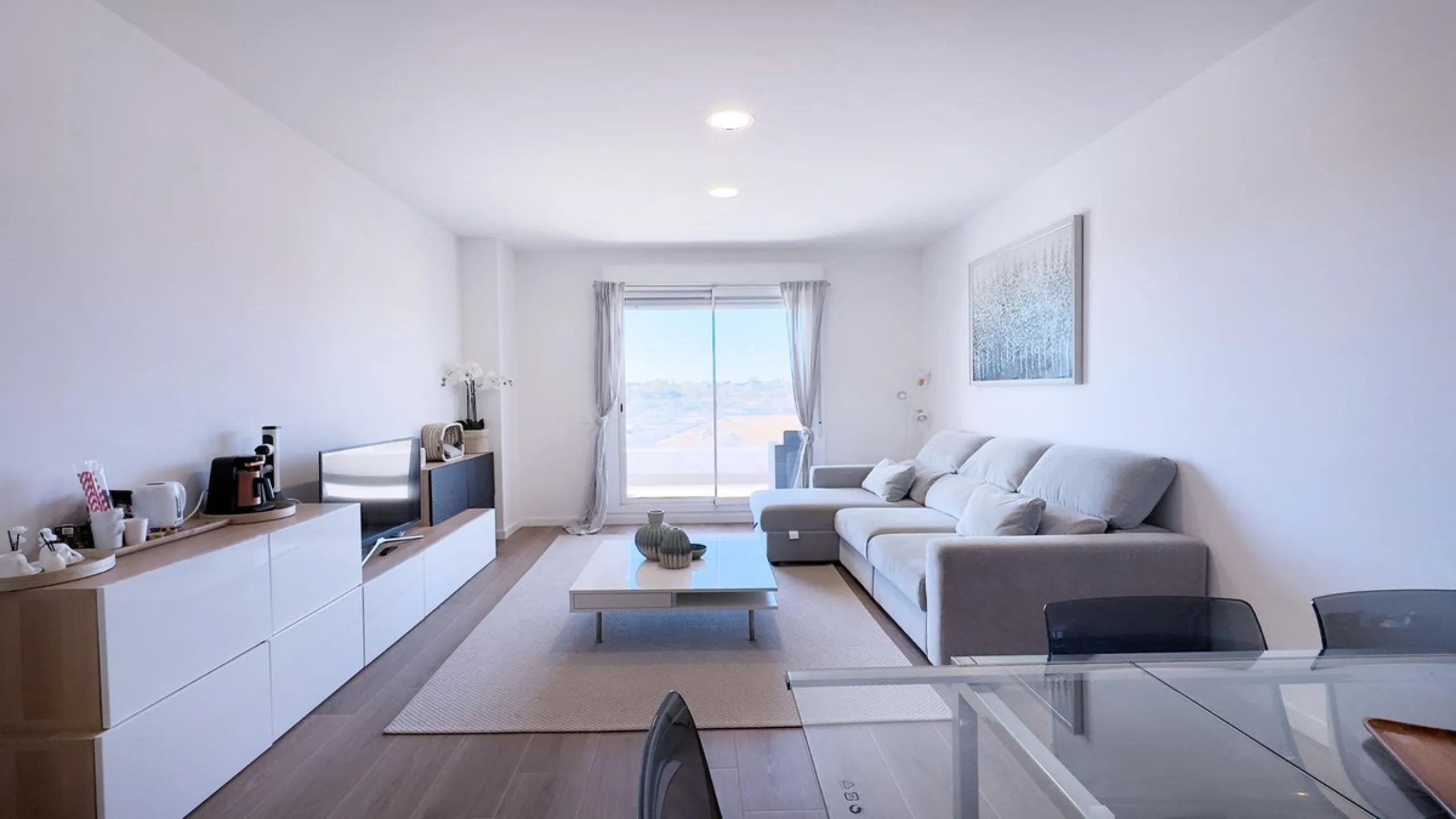 Discover your new home in Marbella! This impressive fifth-floor apartment in the Jardines de Guadaiza community offers everything you need to enjoy life on the Costa del Sol. With 110 m2 of well-distributed space, it has three cozy bedrooms and two full b