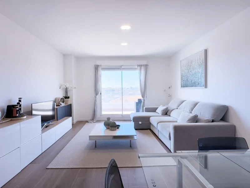 Discover your new home in Marbella! This impressive fifth-floor apartment in the Jardines de Guadaiza community offers everything you need to enjoy life on the Costa del Sol. With 110 m2 of well-distributed space, it has three cozy bedrooms and two full b