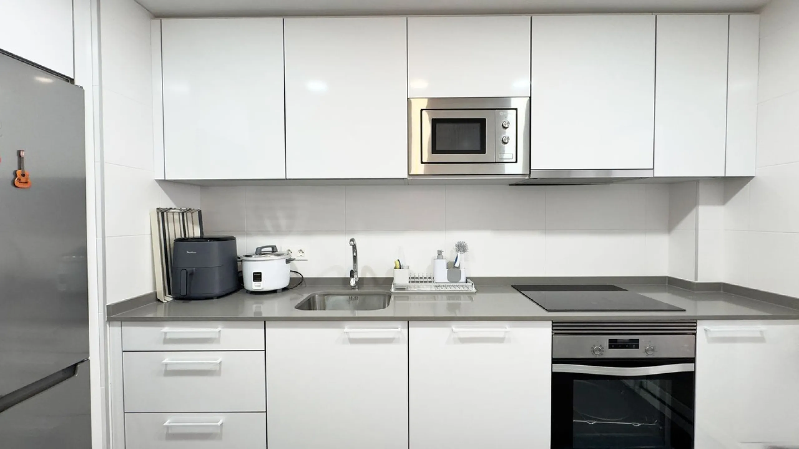 Discover your new home in Marbella! This impressive fifth-floor apartment in the Jardines de Guadaiza community offers everything you need to enjoy life on the Costa del Sol. With 110 m2 of well-distributed space, it has three cozy bedrooms and two full b