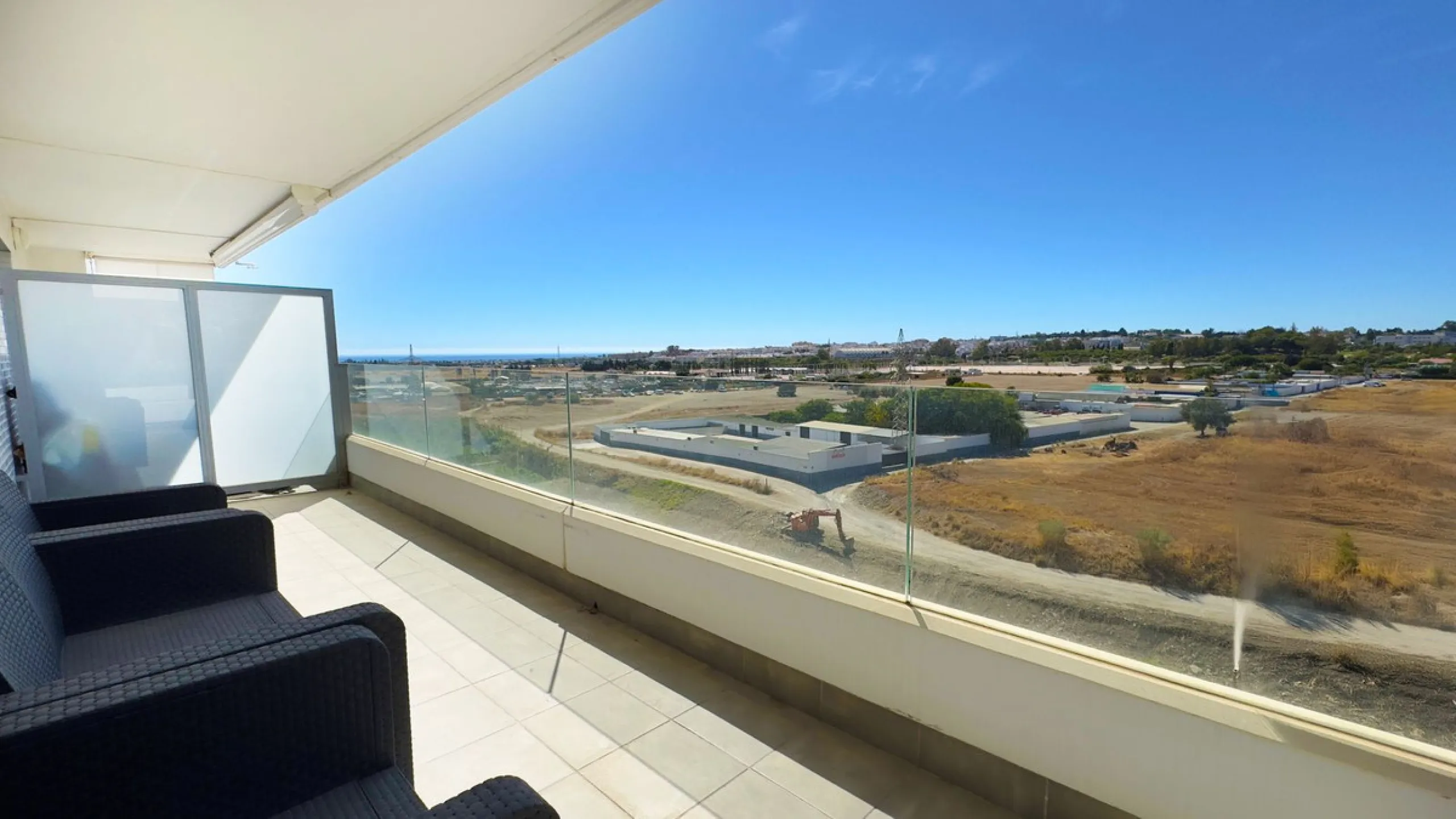 Discover your new home in Marbella! This impressive fifth-floor apartment in the Jardines de Guadaiza community offers everything you need to enjoy life on the Costa del Sol. With 110 m2 of well-distributed space, it has three cozy bedrooms and two full b
