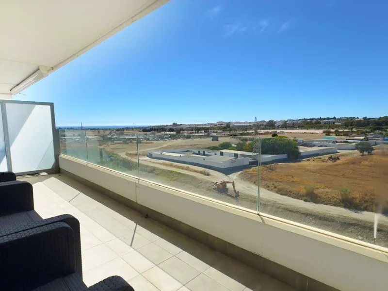 Discover your new home in Marbella! This impressive fifth-floor apartment in the Jardines de Guadaiza community offers everything you need to enjoy life on the Costa del Sol. With 110 m2 of well-distributed space, it has three cozy bedrooms and two full b