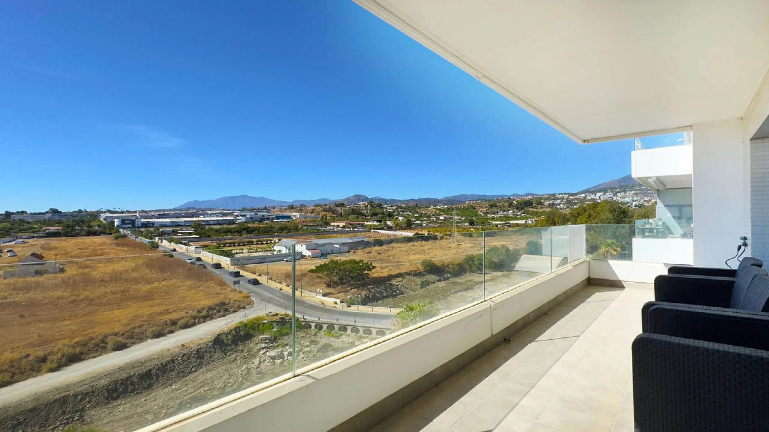 Discover your new home in Marbella! This impressive fifth-floor apartment in the Jardines de Guadaiza community offers everything you need to enjoy life on the Costa del Sol. With 110 m2 of well-distributed space, it has three cozy bedrooms and two full b
