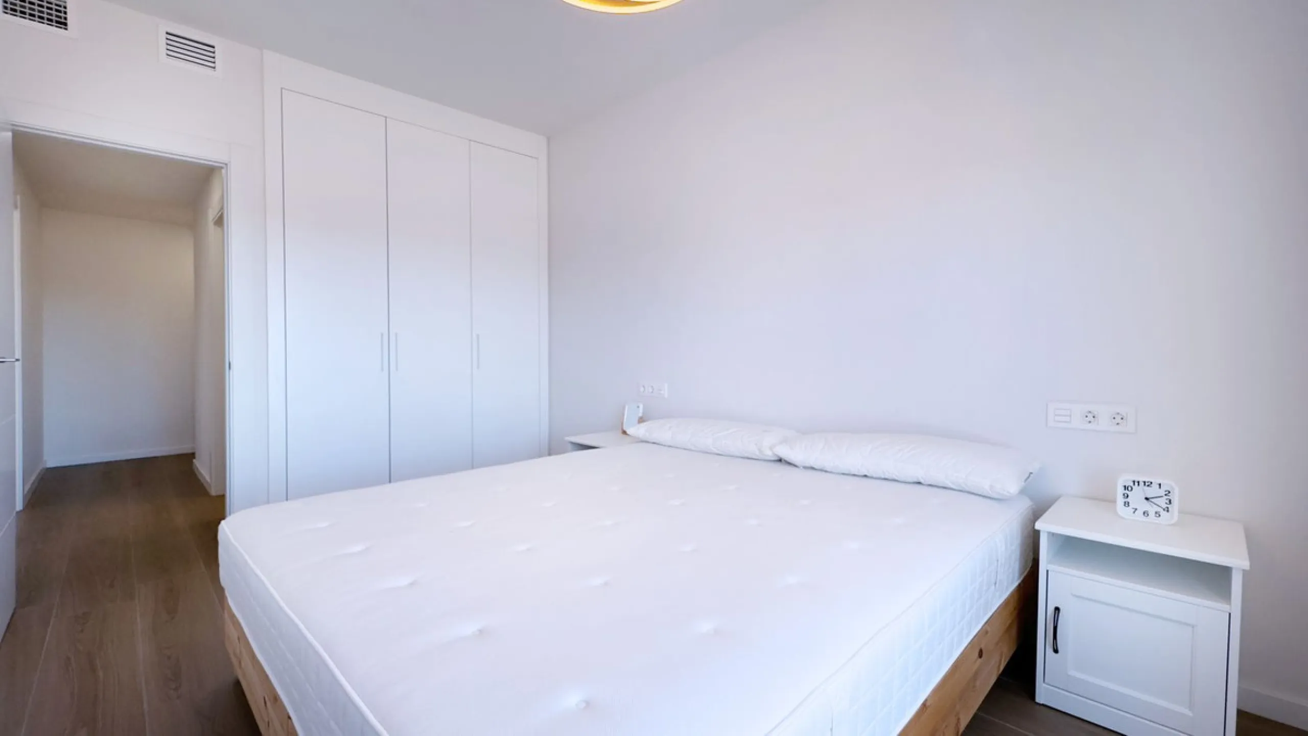 Discover your new home in Marbella! This impressive fifth-floor apartment in the Jardines de Guadaiza community offers everything you need to enjoy life on the Costa del Sol. With 110 m2 of well-distributed space, it has three cozy bedrooms and two full b