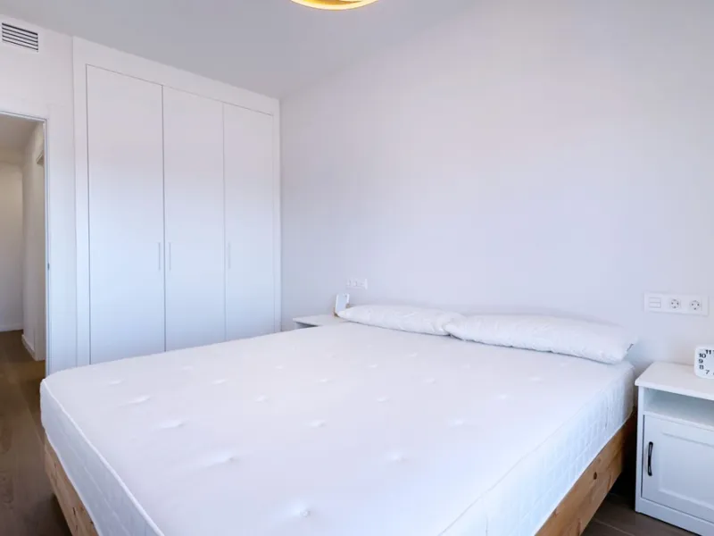 Discover your new home in Marbella! This impressive fifth-floor apartment in the Jardines de Guadaiza community offers everything you need to enjoy life on the Costa del Sol. With 110 m2 of well-distributed space, it has three cozy bedrooms and two full b