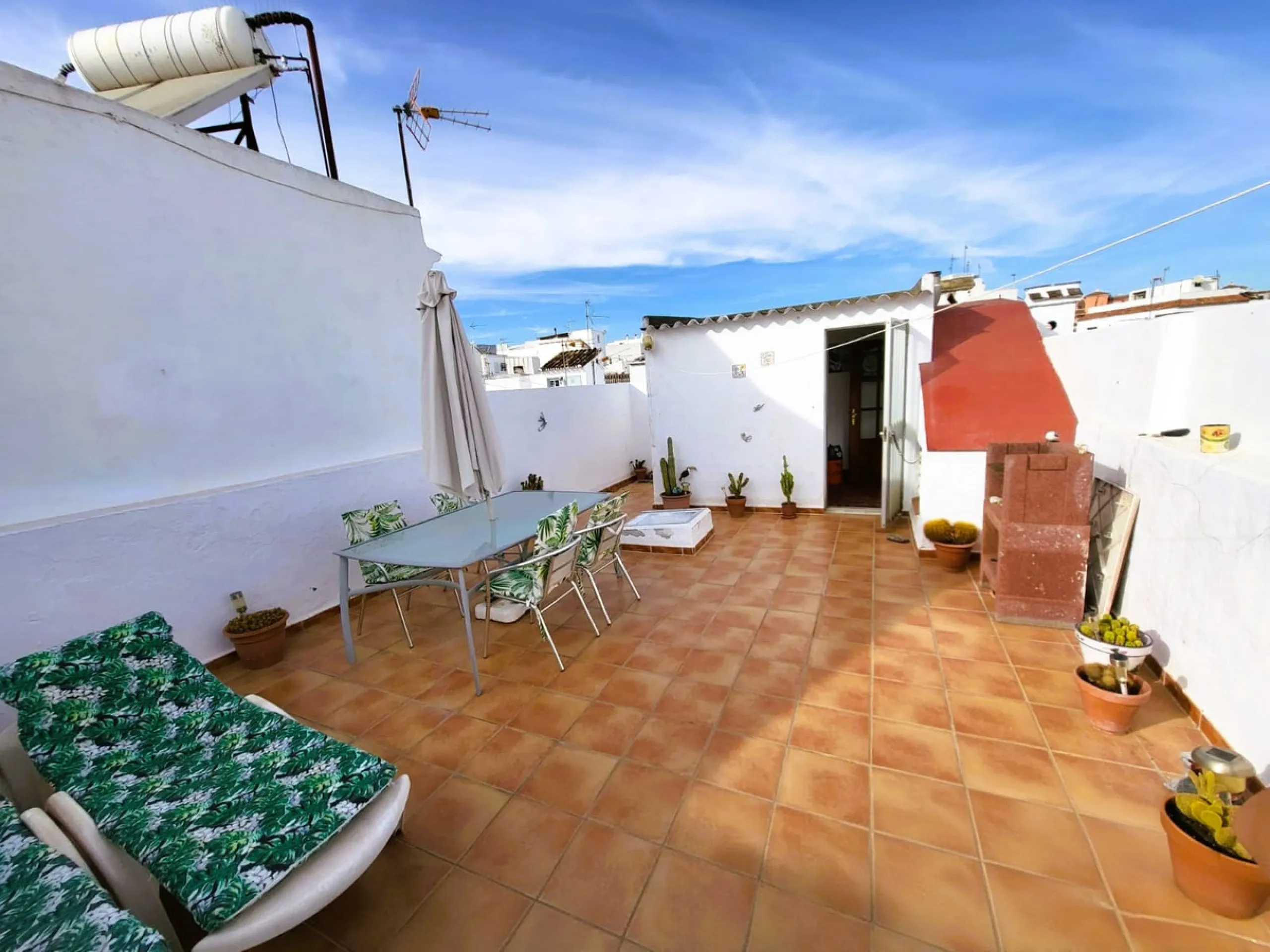 Discover this charming apartment located in the heart of Estepona's Old Town, one of the city's most vibrant and traditional areas. Its location is unbeatable: surrounded by shops, restaurants, schools and public transport, and just a few minutes' walk fr