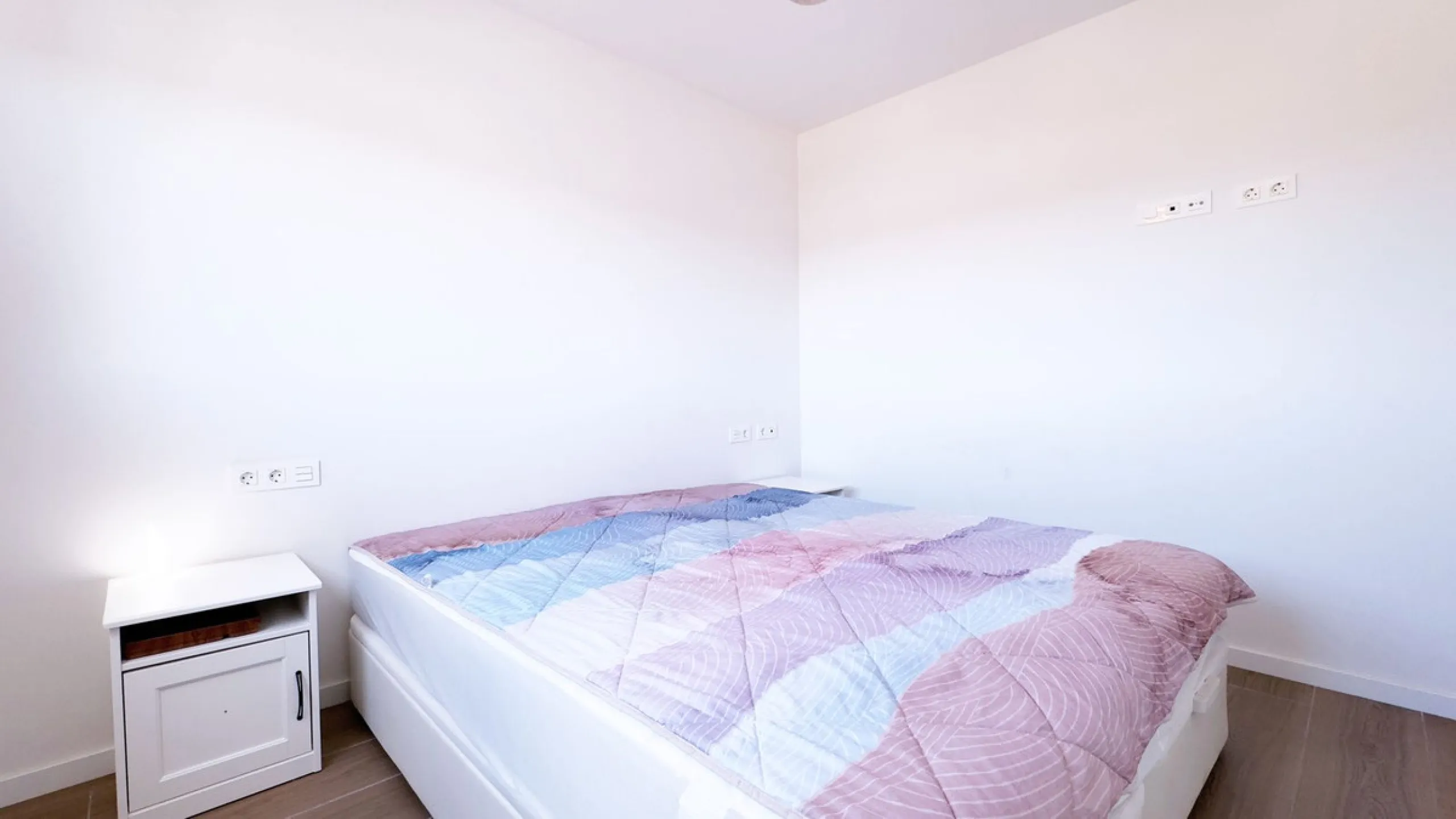 Discover your new home in Marbella! This impressive fifth-floor apartment in the Jardines de Guadaiza community offers everything you need to enjoy life on the Costa del Sol. With 110 m2 of well-distributed space, it has three cozy bedrooms and two full b