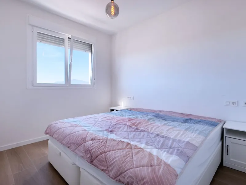 Discover your new home in Marbella! This impressive fifth-floor apartment in the Jardines de Guadaiza community offers everything you need to enjoy life on the Costa del Sol. With 110 m2 of well-distributed space, it has three cozy bedrooms and two full b