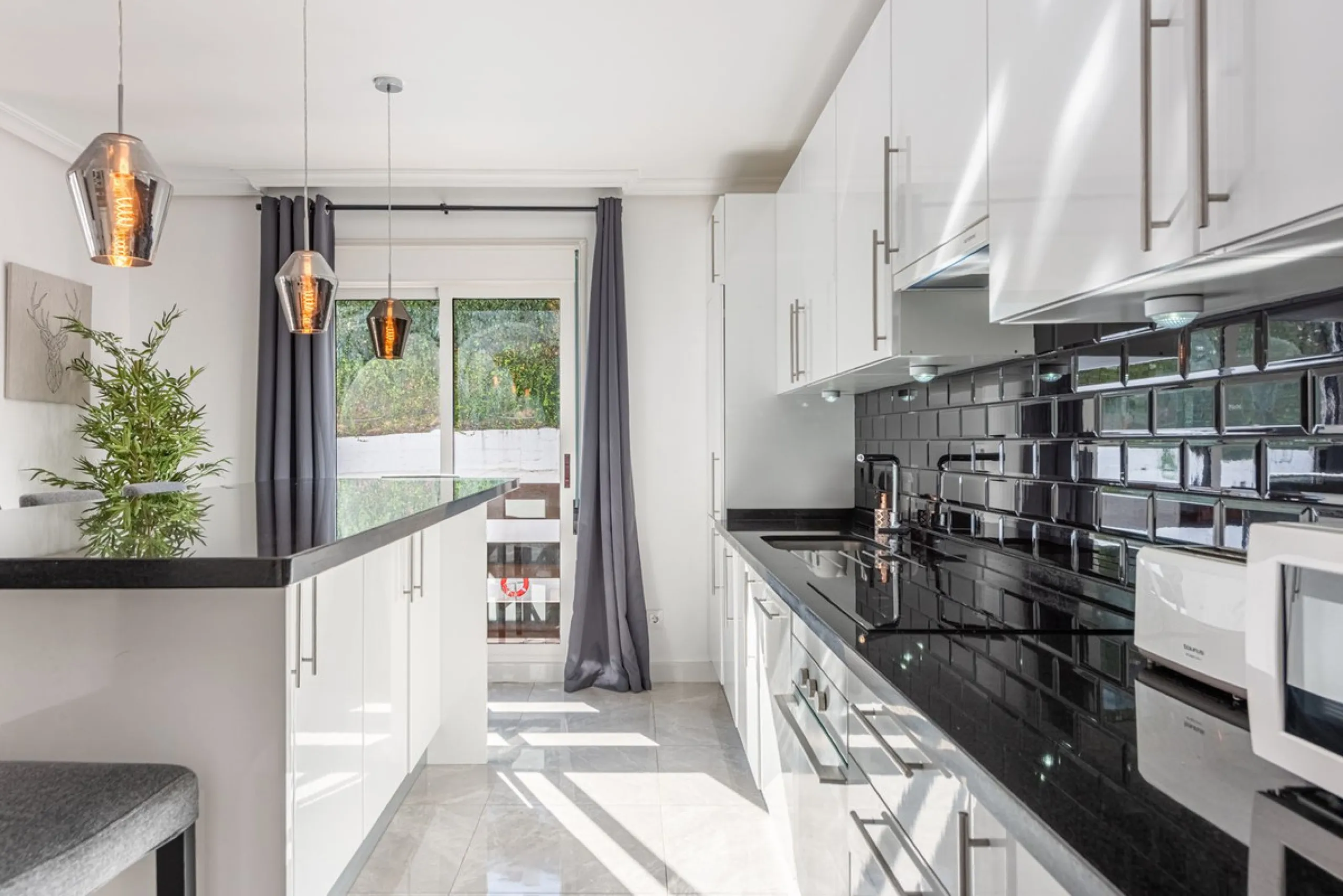 Stunning 3-Bedroom Corner Apartment in La Maestranza, Nueva Andalucía