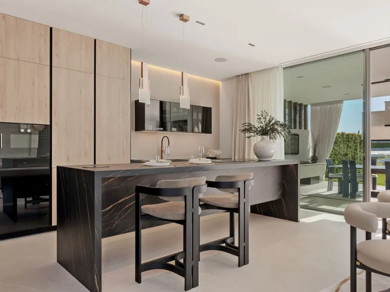 House - Semi-Detached House в продаже в Marbella, Málaga. В доме 4 спален и 5 ванных комнат. Площадь дома 693 м²