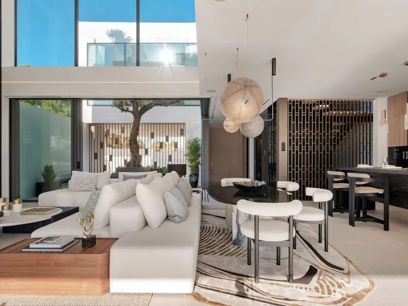 House - Semi-Detached House в продаже в Marbella, Málaga. В доме 4 спален и 5 ванных комнат. Площадь дома 693 м²