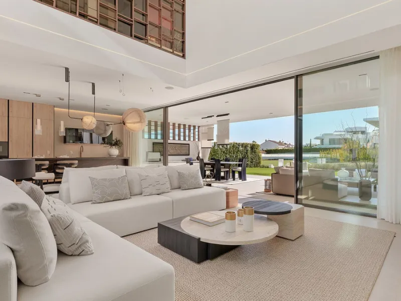 House - Semi-Detached House в продаже в Marbella, Málaga. В доме 4 спален и 5 ванных комнат. Площадь дома 693 м²