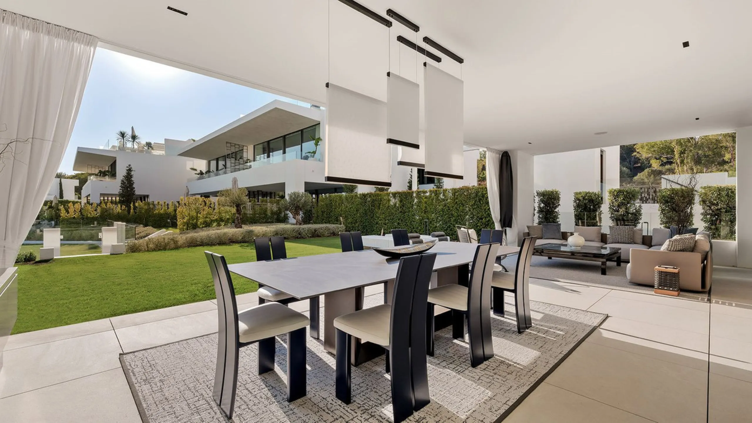 House - Semi-Detached House в продаже в Marbella, Málaga. В доме 4 спален и 5 ванных комнат. Площадь дома 693 м²