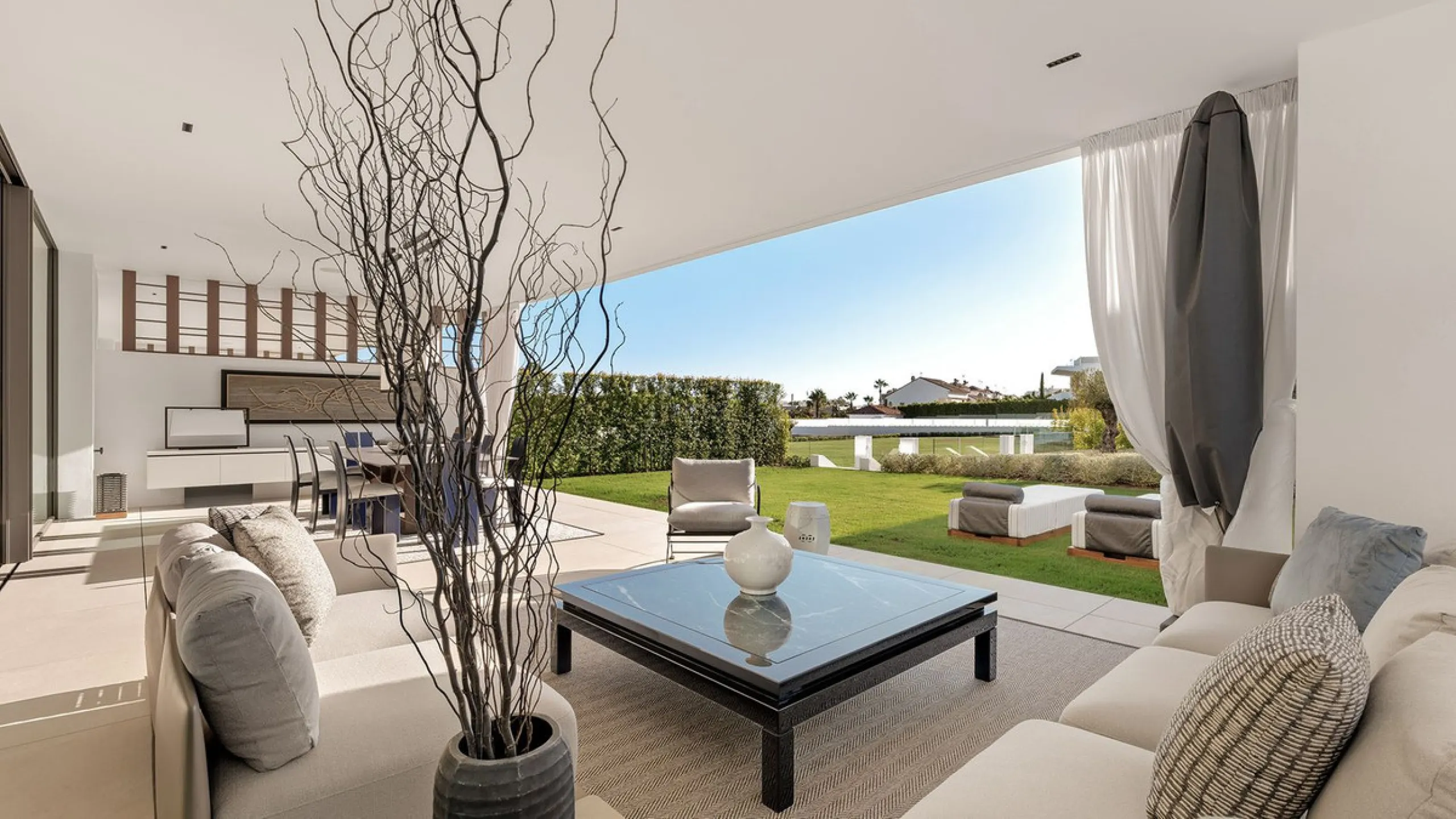 House - Semi-Detached House в продаже в Marbella, Málaga. В доме 4 спален и 5 ванных комнат. Площадь дома 693 м²