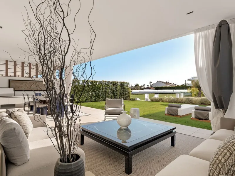 House - Semi-Detached House в продаже в Marbella, Málaga. В доме 4 спален и 5 ванных комнат. Площадь дома 693 м²