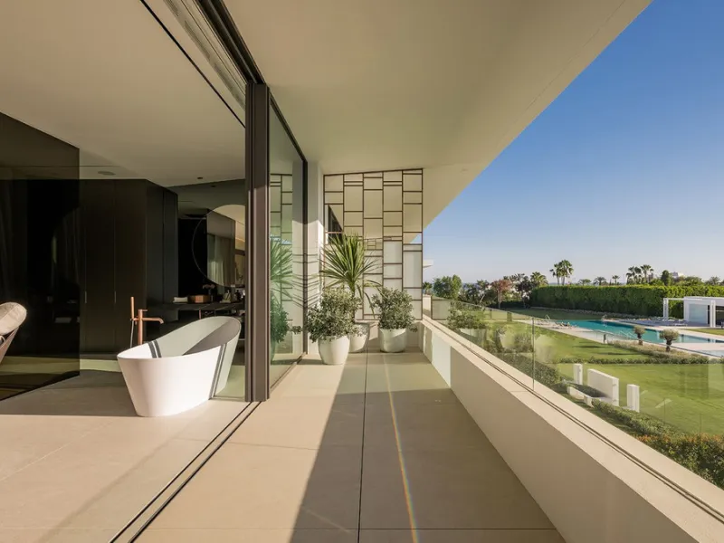 House - Semi-Detached House в продаже в Marbella, Málaga. В доме 4 спален и 5 ванных комнат. Площадь дома 693 м²