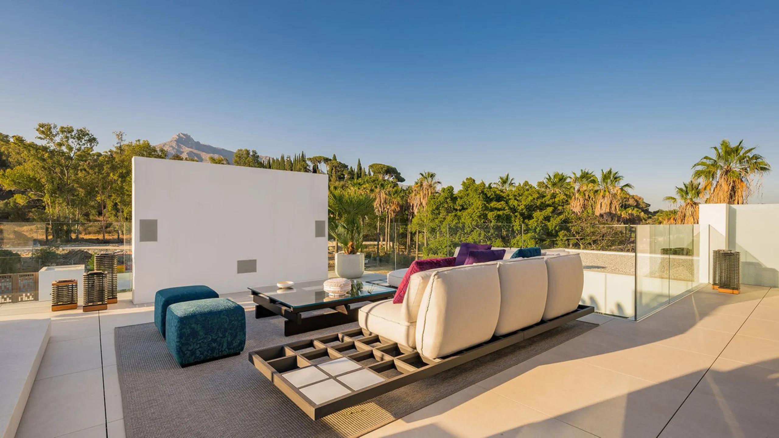 House - Semi-Detached House в продаже в Marbella, Málaga. В доме 4 спален и 5 ванных комнат. Площадь дома 693 м²