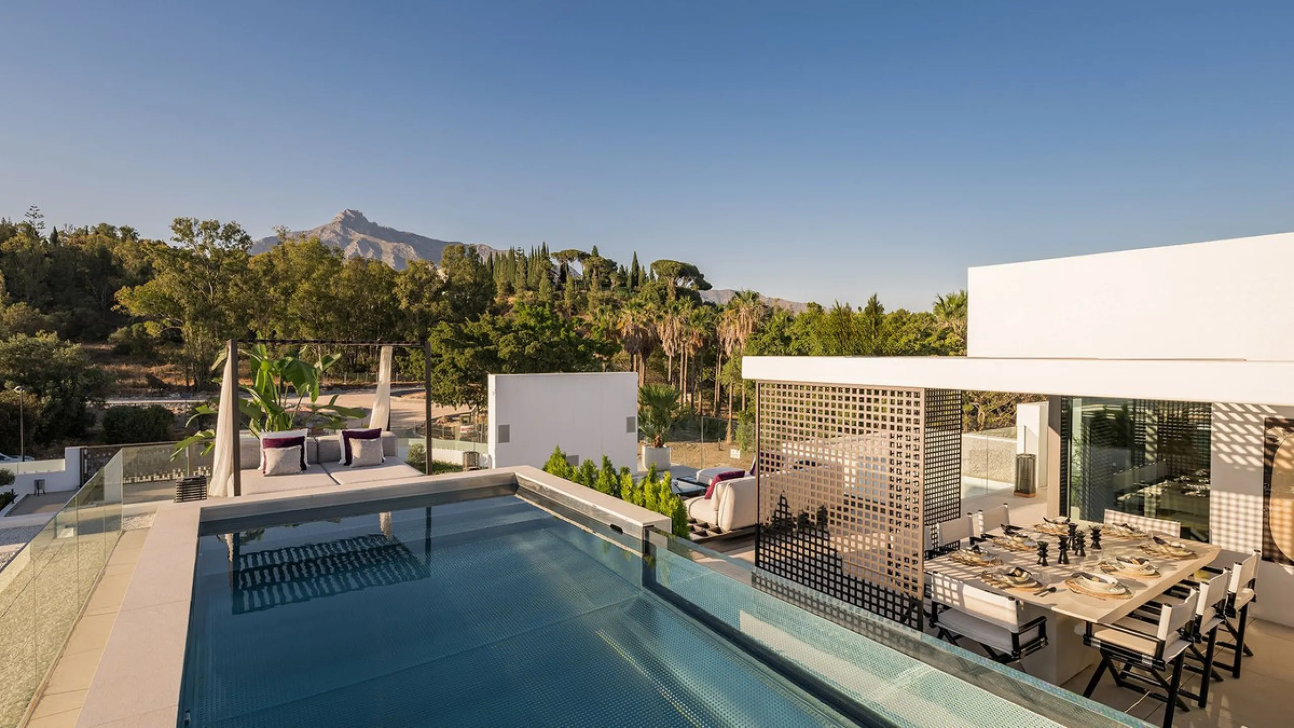 House - Semi-Detached House в продаже в Marbella, Málaga. В доме 4 спален и 5 ванных комнат. Площадь дома 693 м²