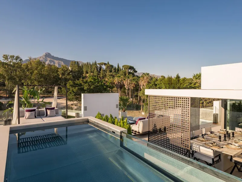 House - Semi-Detached House в продаже в Marbella, Málaga. В доме 4 спален и 5 ванных комнат. Площадь дома 693 м²