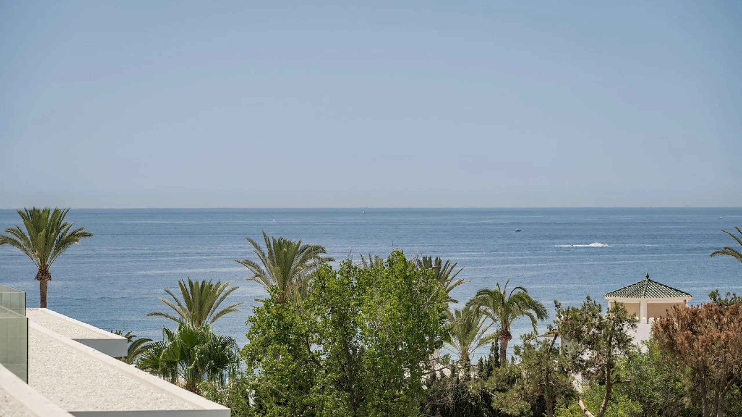 House - Semi-Detached House в продаже в Marbella, Málaga. В доме 4 спален и 5 ванных комнат. Площадь дома 693 м²