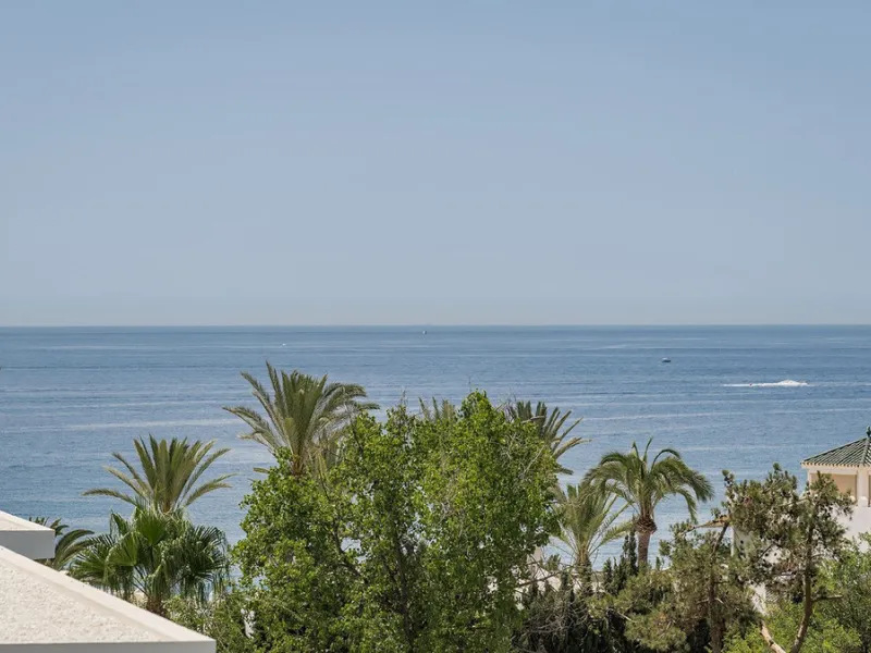 House - Semi-Detached House в продаже в Marbella, Málaga. В доме 4 спален и 5 ванных комнат. Площадь дома 693 м²
