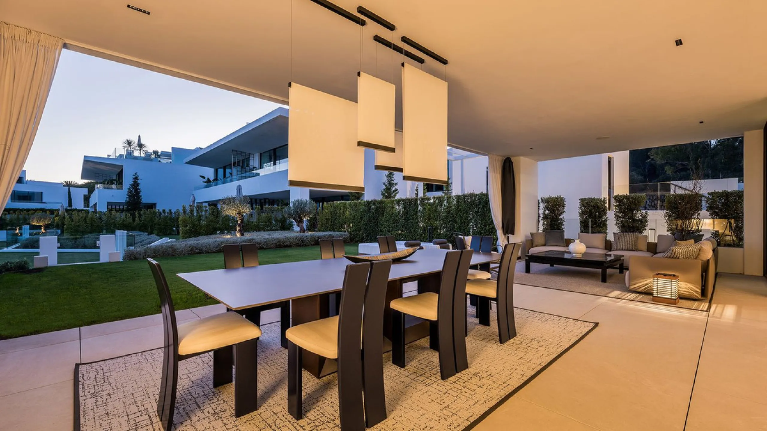 House - Semi-Detached House в продаже в Marbella, Málaga. В доме 4 спален и 5 ванных комнат. Площадь дома 693 м²