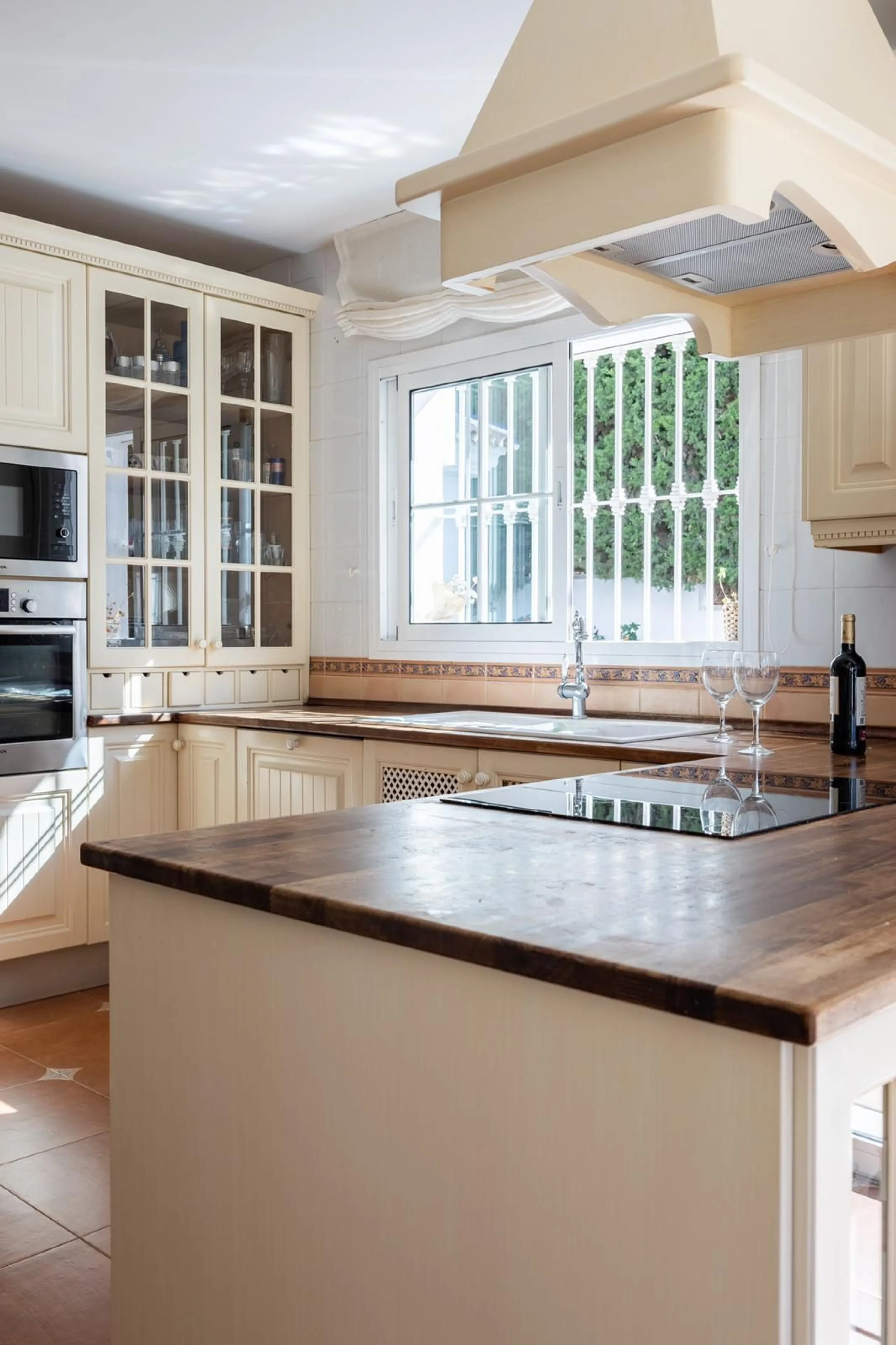 Immaculately presented 4 bedroom villa on the prestigious urbanisation of Mijas Golf.