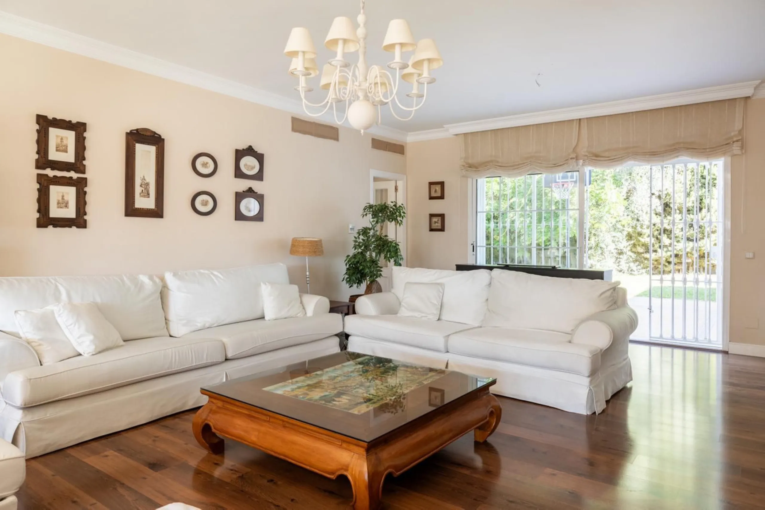 Immaculately presented 4 bedroom villa on the prestigious urbanisation of Mijas Golf.