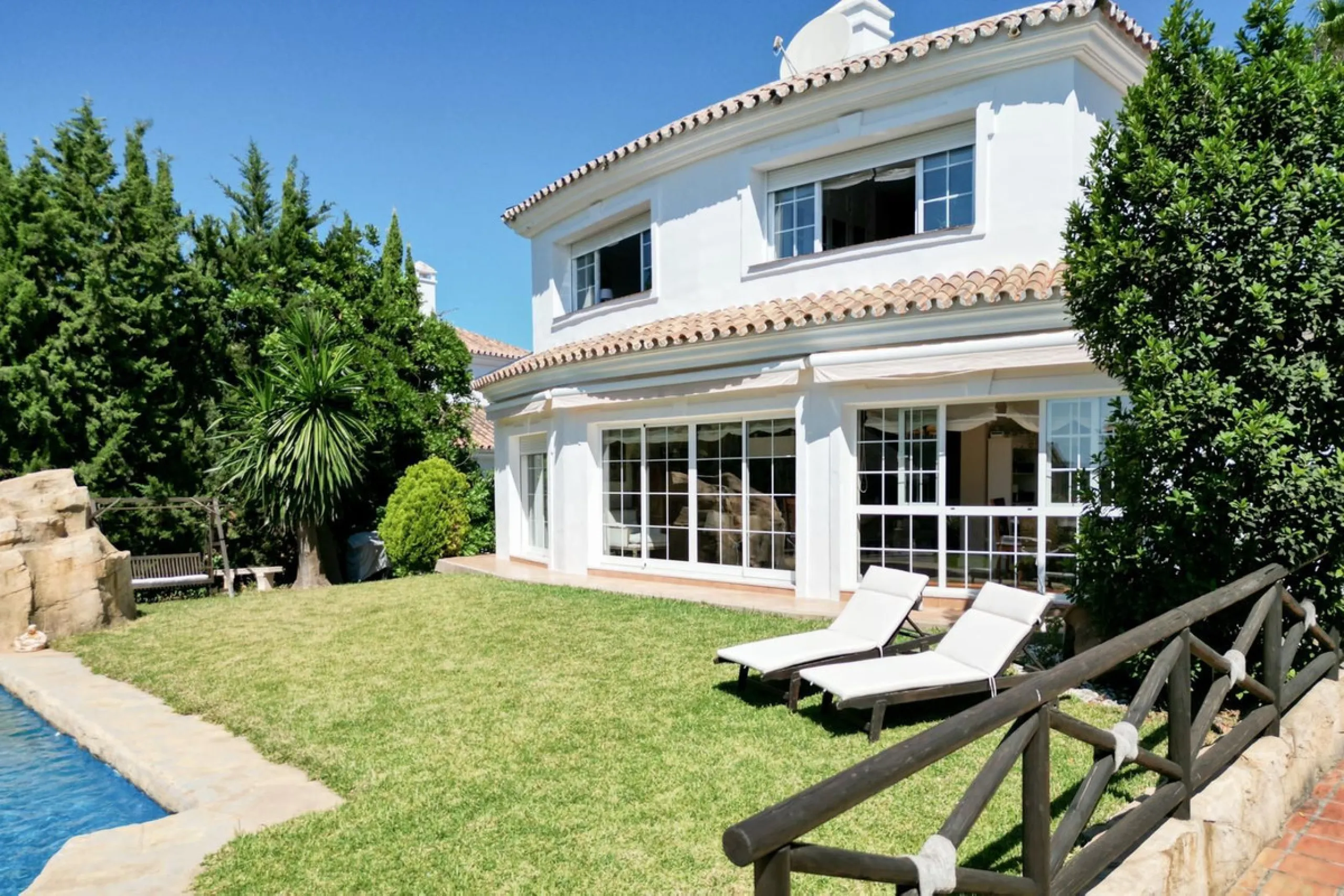 Immaculately presented 4 bedroom villa on the prestigious urbanisation of Mijas Golf.