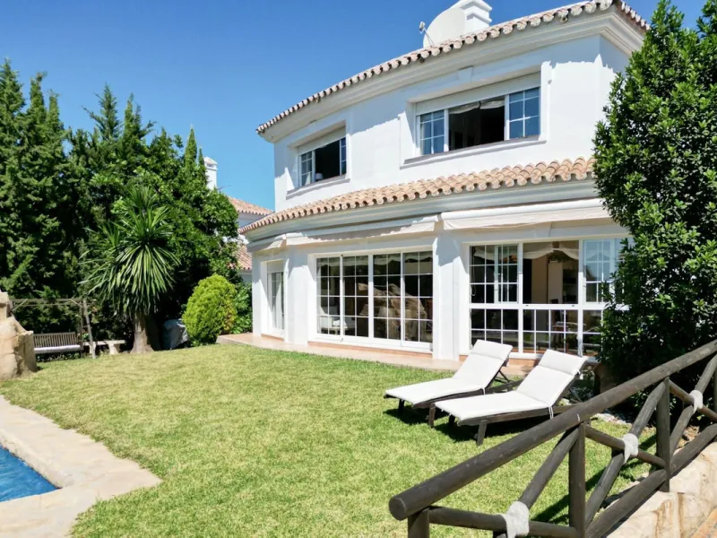 Immaculately presented 4 bedroom villa on the prestigious urbanisation of Mijas Golf.