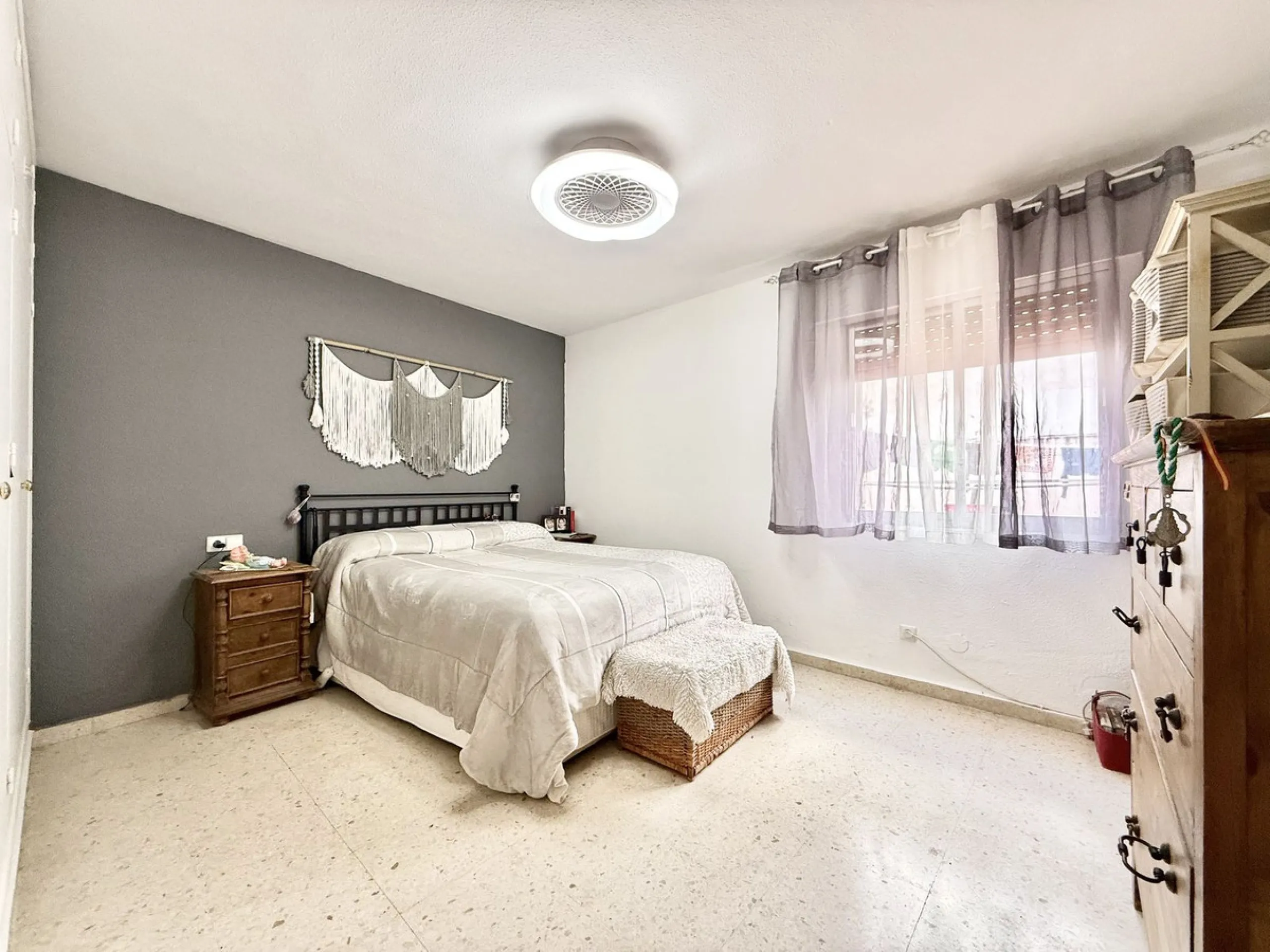 Apartment - Middle Floor Apartment в продаже в Marbella, Málaga. В доме 3 спален и 1 ванных комнат. Площадь дома 95 м²