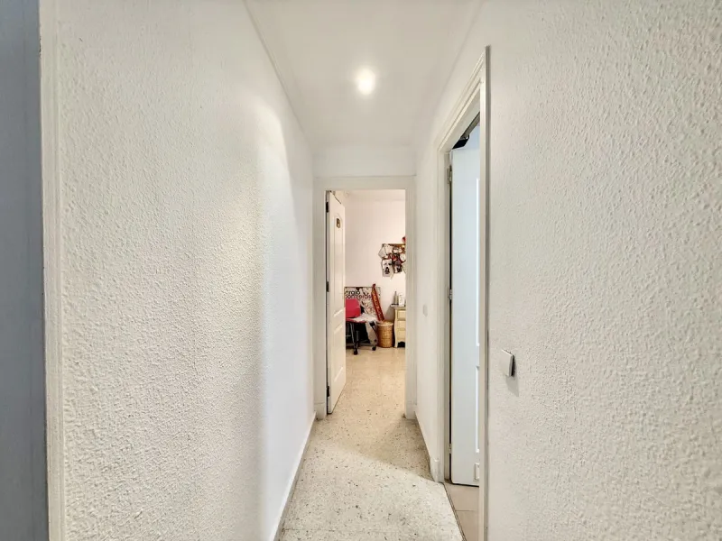 Apartment - Middle Floor Apartment в продаже в Marbella, Málaga. В доме 3 спален и 1 ванных комнат. Площадь дома 95 м²
