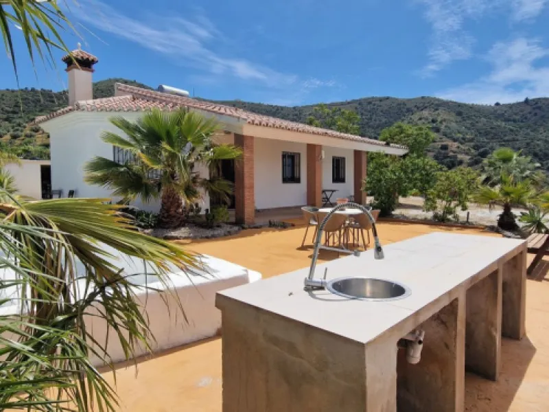 House - Detached Villa в продаже в Arenas, Málaga. В доме 3 спален и 2 ванных комнат. Площадь дома 132 м². Площадь участка 5200 м²