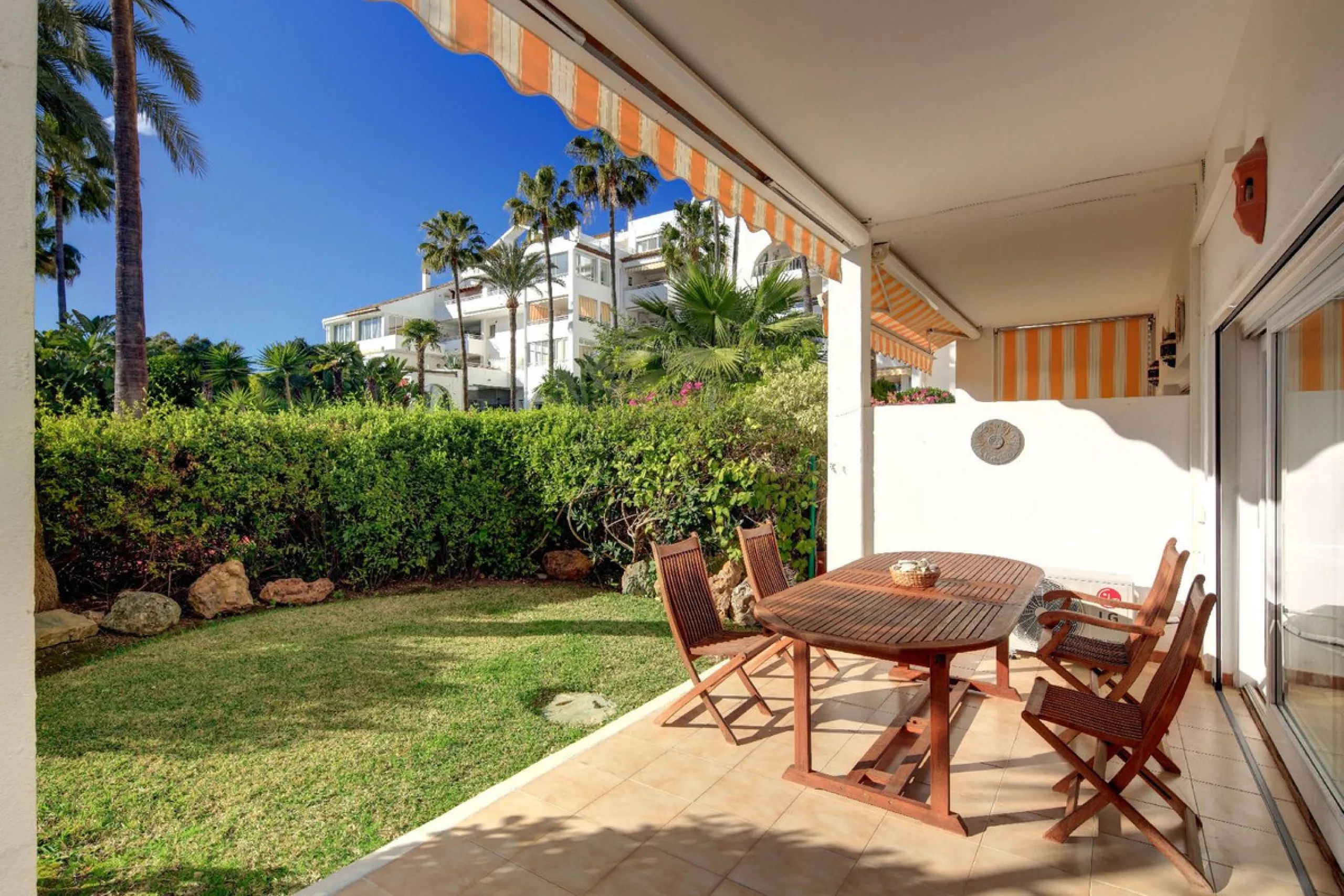 Lovely apartment with private garden, in Atalaya close to Diana Park.
