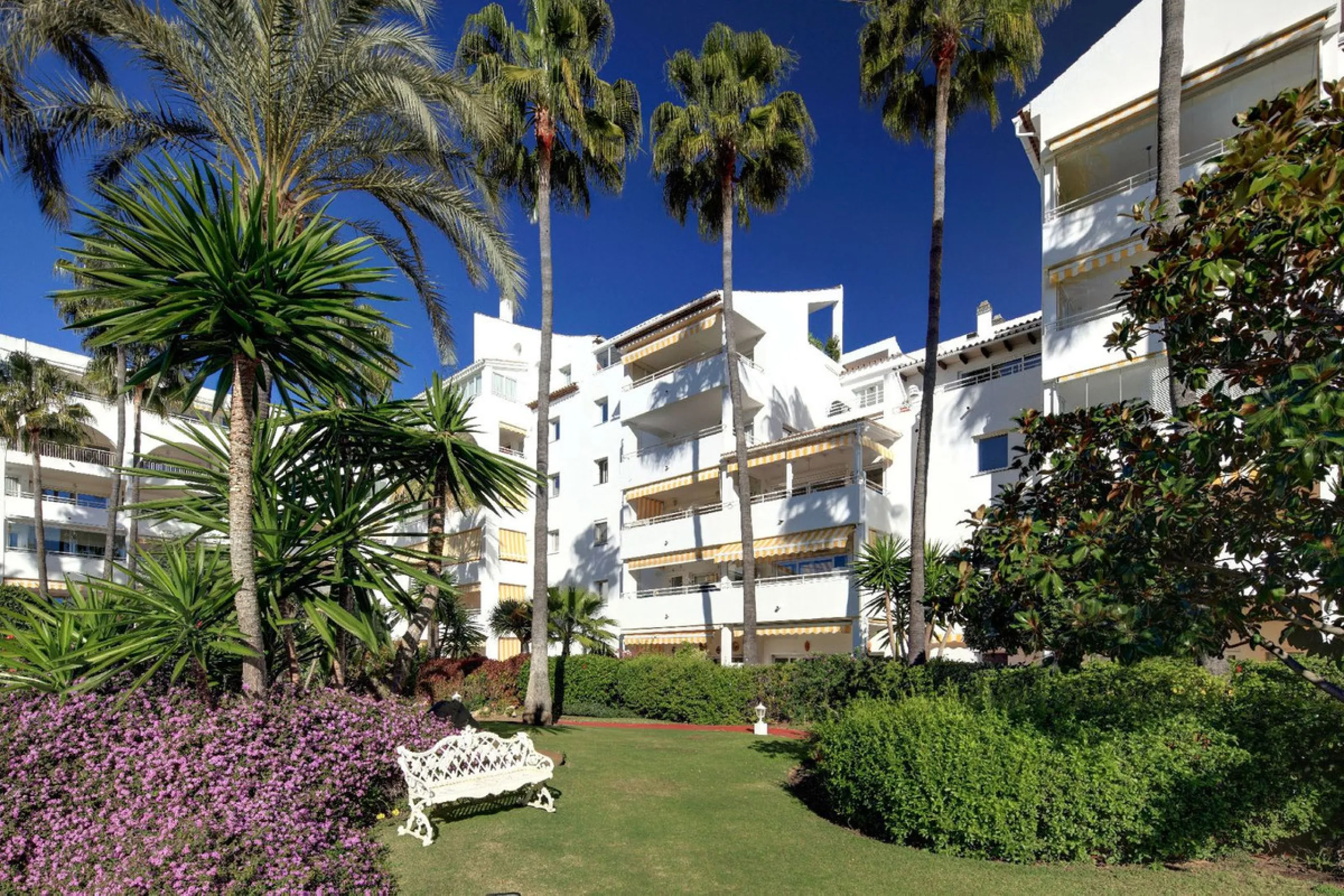 Lovely apartment with private garden, in Atalaya close to Diana Park.