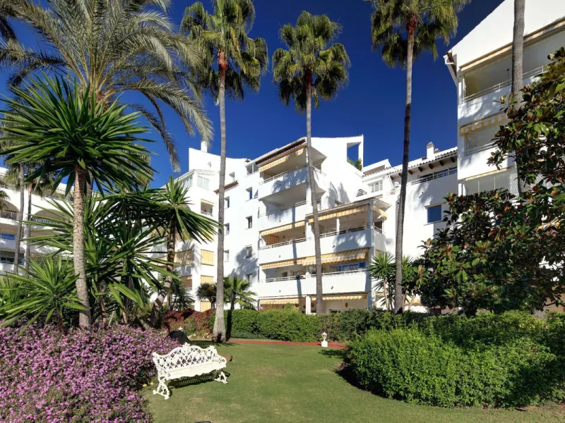 Lovely apartment with private garden, in Atalaya close to Diana Park.