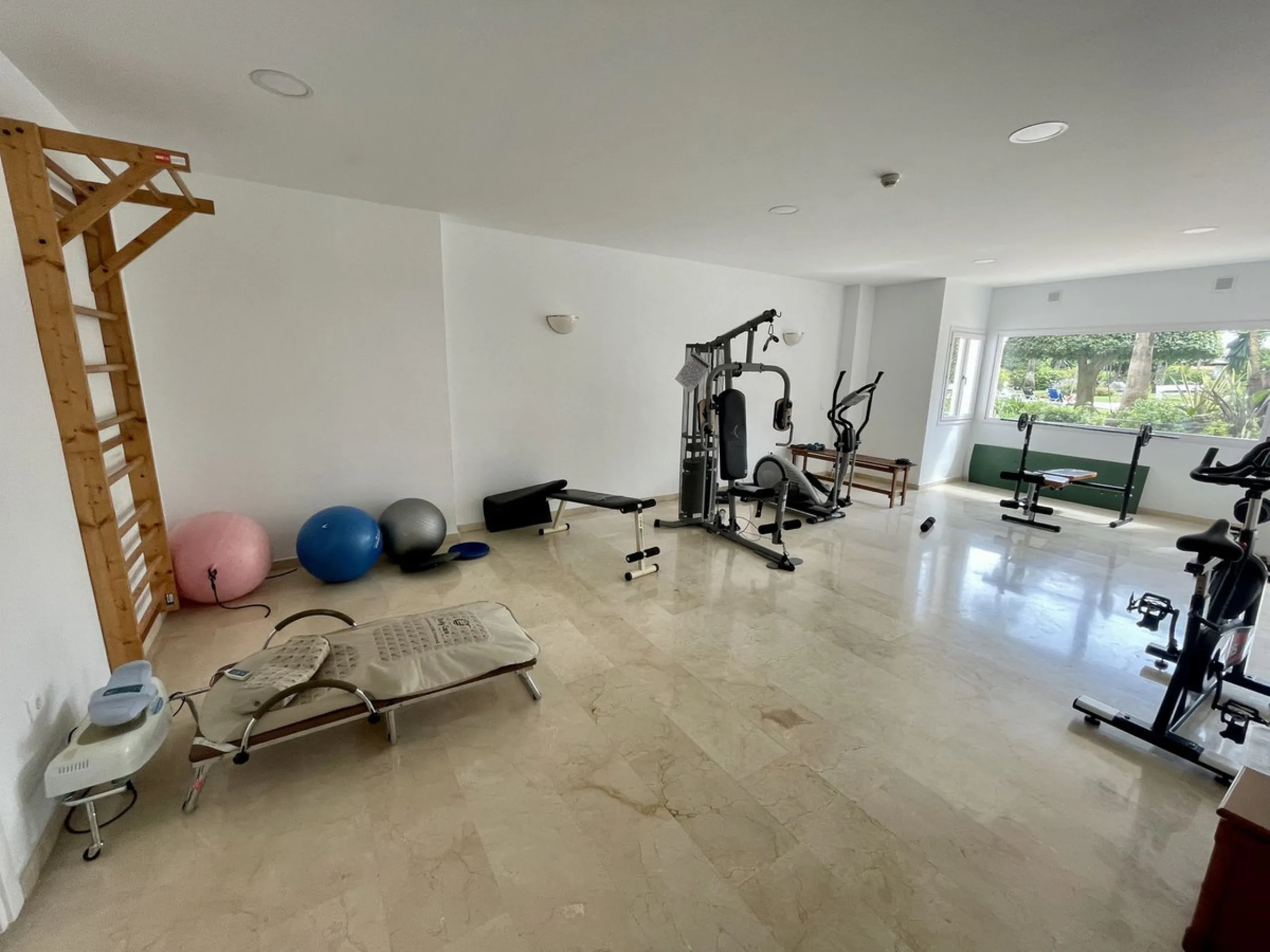Lovely apartment with private garden, in Atalaya close to Diana Park.
