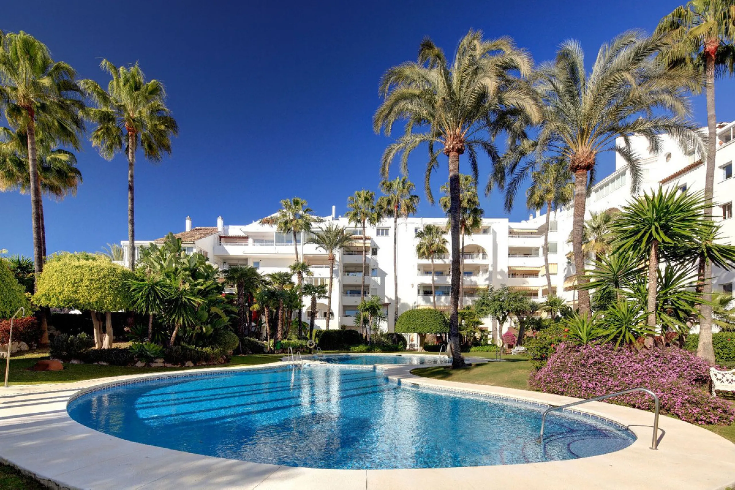 Lovely apartment with private garden, in Atalaya close to Diana Park.