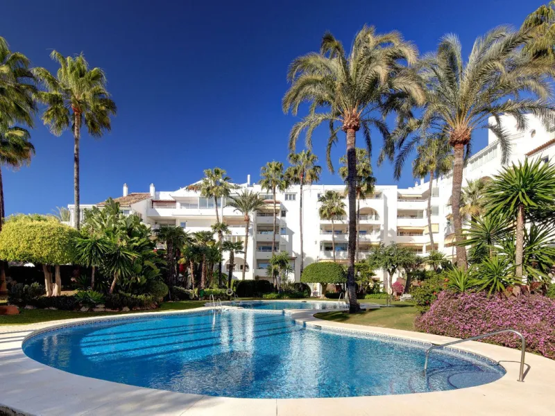 Lovely apartment with private garden, in Atalaya close to Diana Park.
