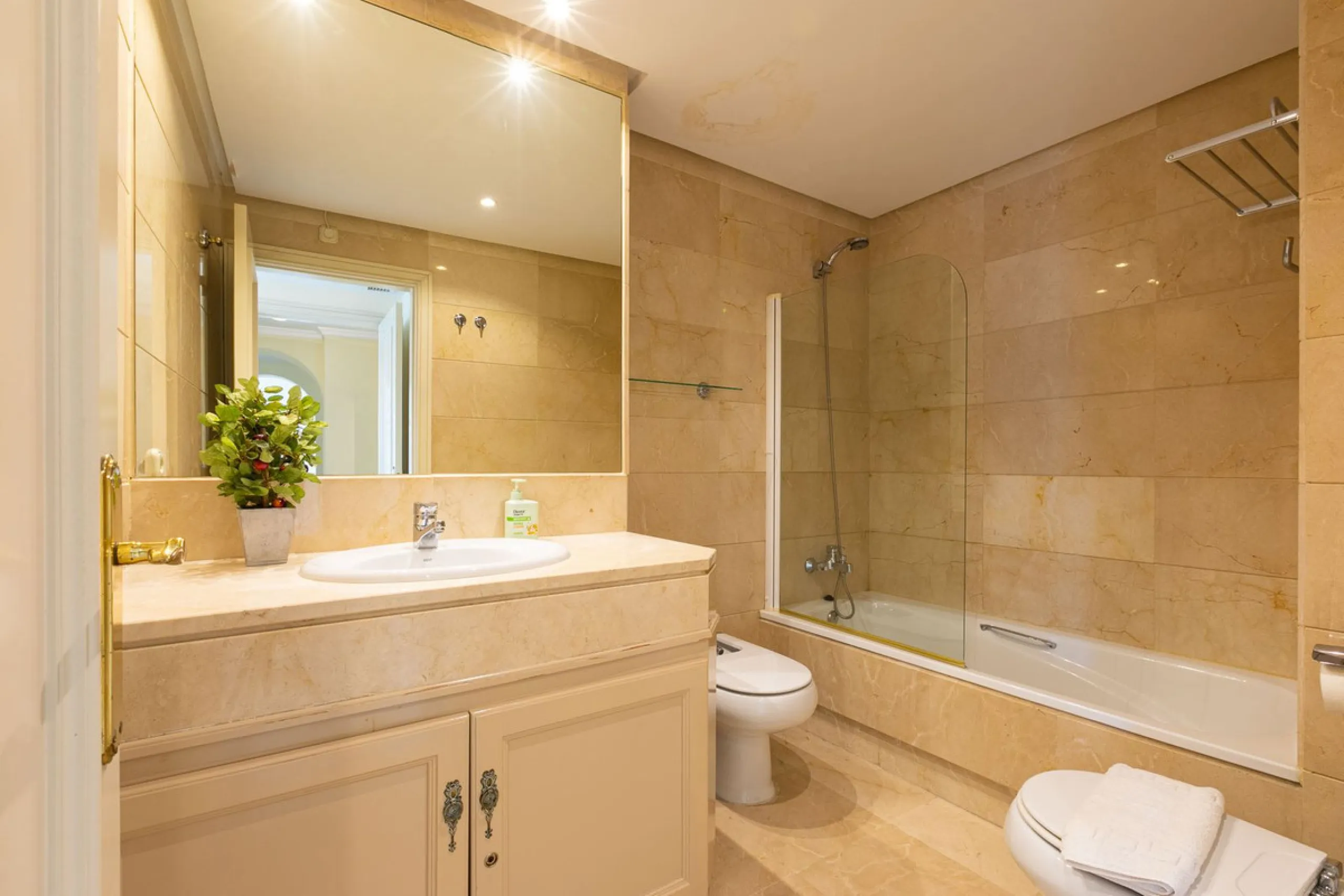 Turnkey Investment in Puerto Banús – 2-Bed Apartment with Tourist License